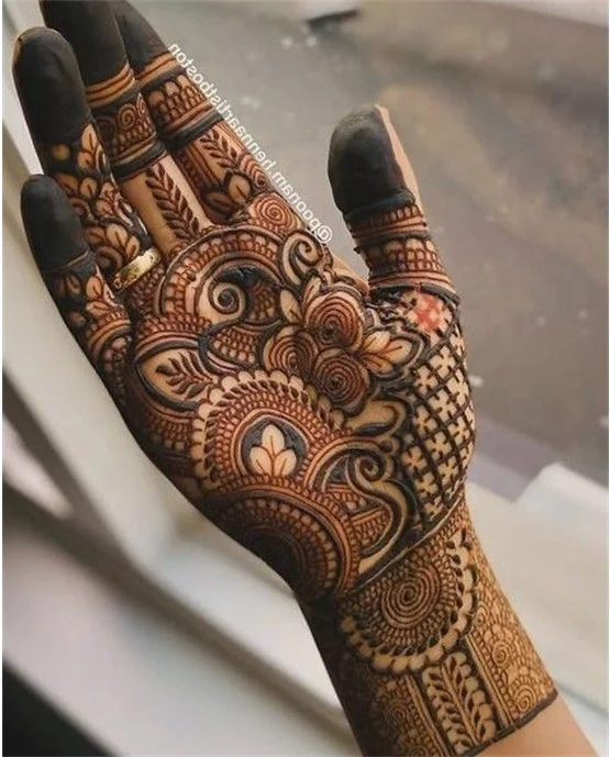 Delicate Harmony Blending Into Creeper Front Hand Mehndi Design Delicate Harmony Blending Into Creeper Front Hand Mehndi Design